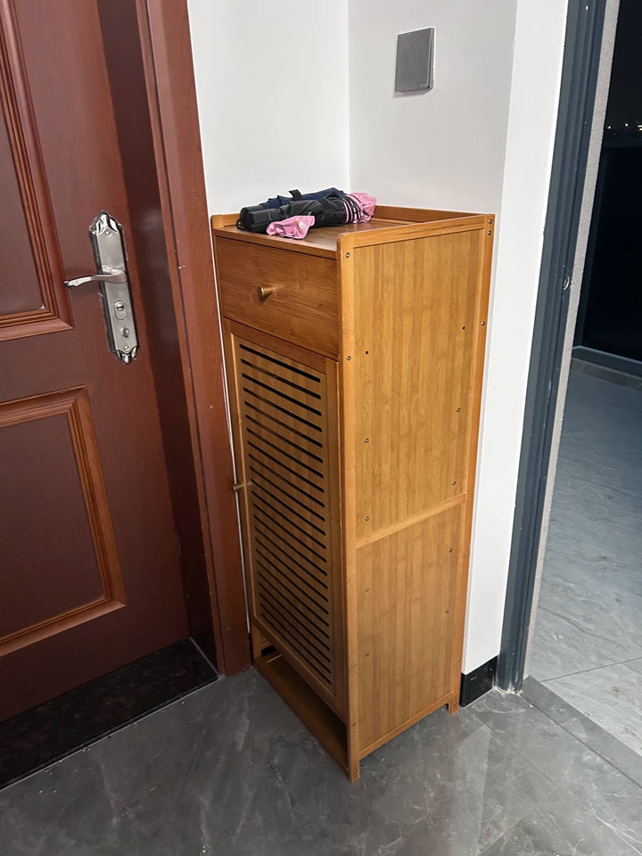 Wąska, bambusowa szafka na buty w stylu minimalistycznym