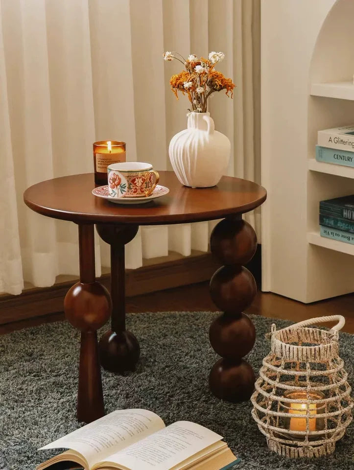 Kreatywny stolik boczny z kulistymi nogami