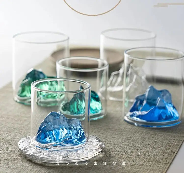 Szklanka ze wzorem góry ze szkła borokrzemowego