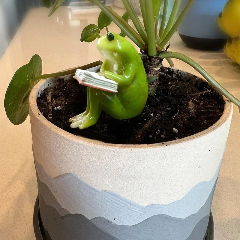 Figurka Żaba Czytelnik