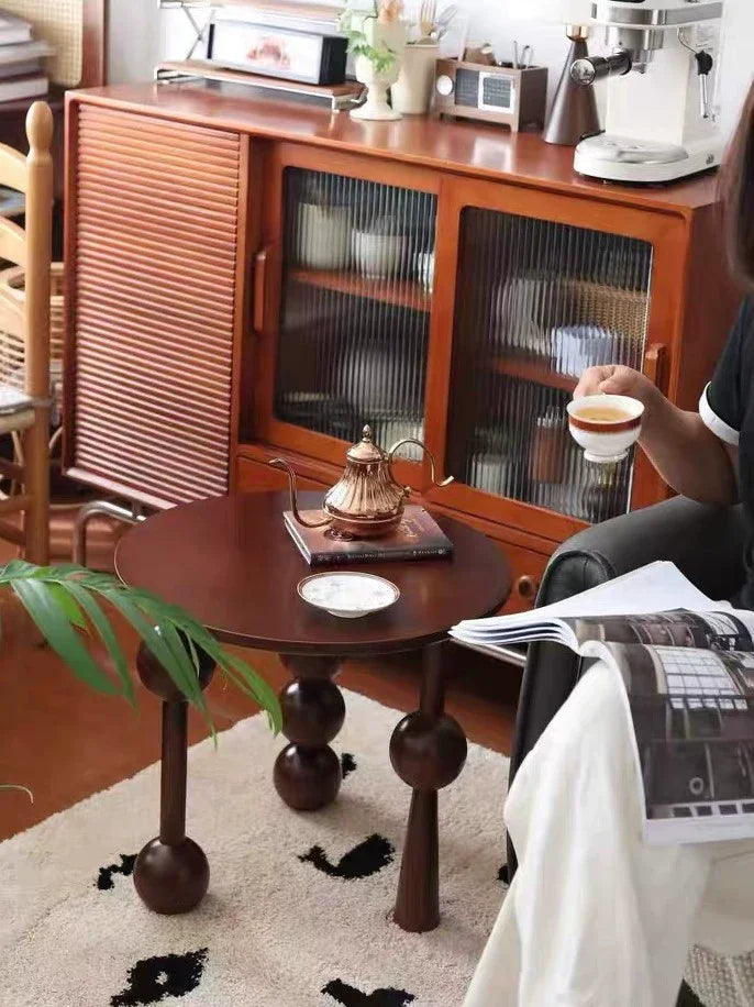 Kreatywny stolik boczny z kulistymi nogami