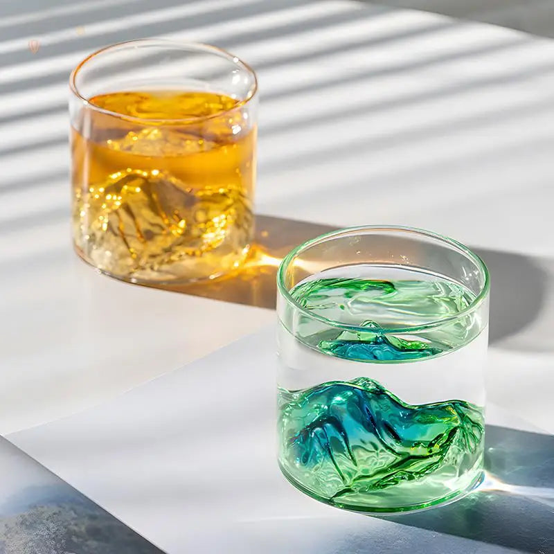 Szklanka ze wzorem góry ze szkła borokrzemowego