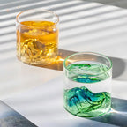 Szklanka ze wzorem góry ze szkła borokrzemowego