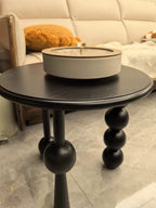 Kreatywny stolik boczny z kulistymi nogami