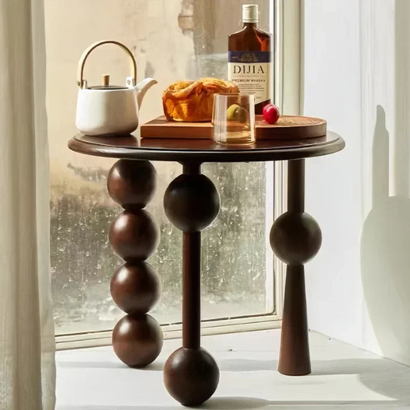 Kreatywny stolik boczny z kulistymi nogami