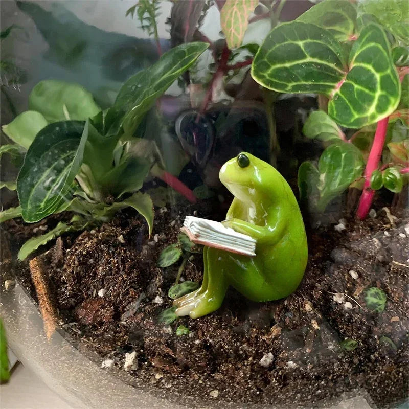 Figurka Żaba Czytelnik