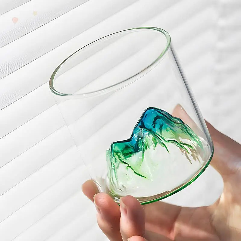 Szklanka ze wzorem góry ze szkła borokrzemowego