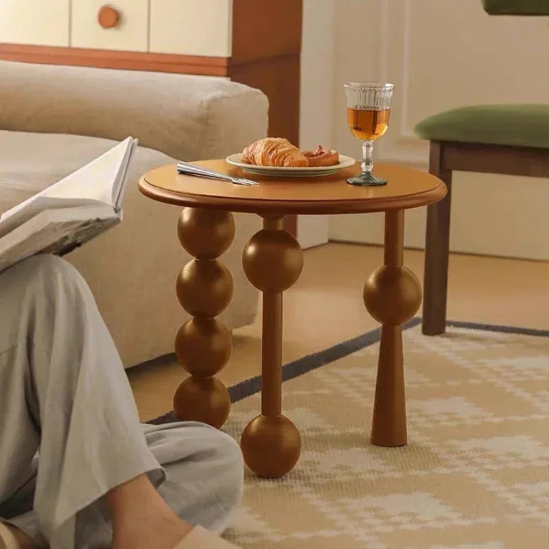 Kreatywny stolik boczny z kulistymi nogami