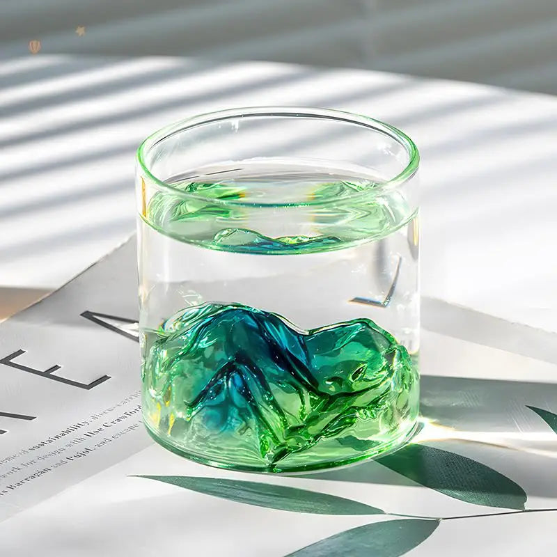 Szklanka ze wzorem góry ze szkła borokrzemowego