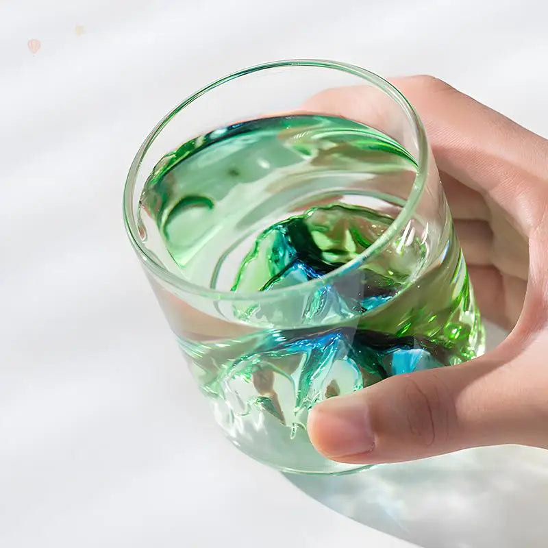 Szklanka ze wzorem góry ze szkła borokrzemowego