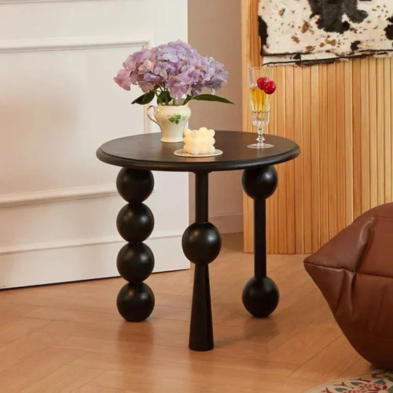 Kreatywny stolik boczny z kulistymi nogami