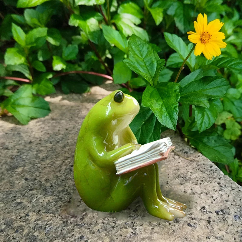 Figurka Żaba Czytelnik