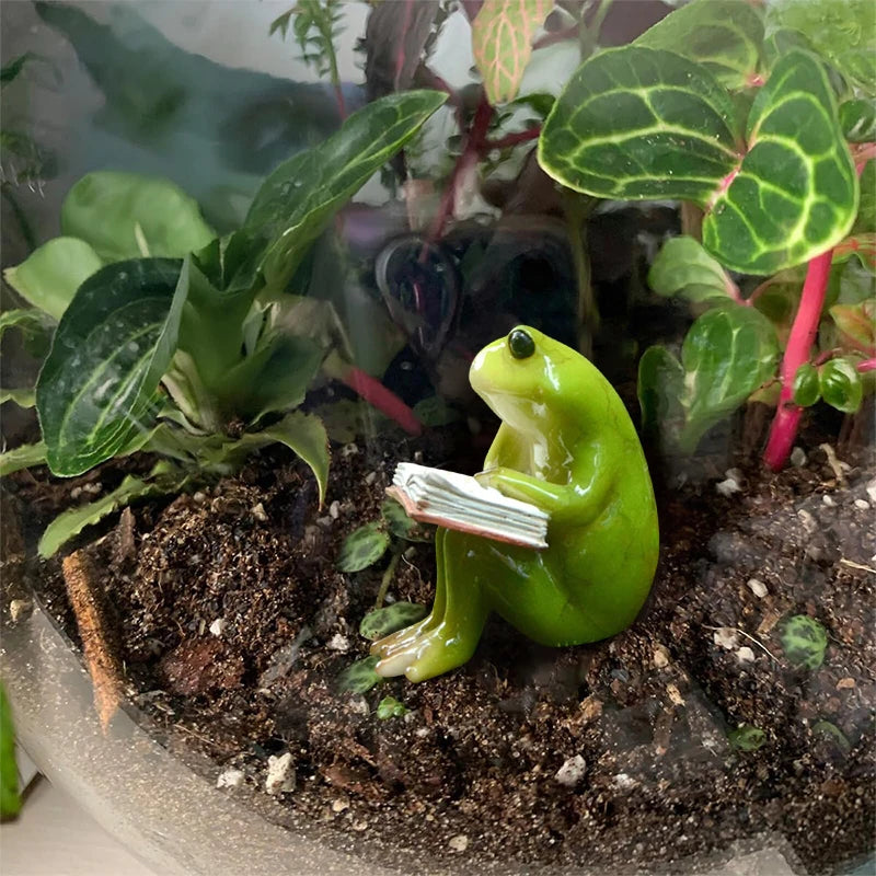 Figurka Żaba Czytelnik