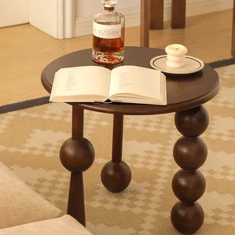 Kreatywny stolik boczny z kulistymi nogami