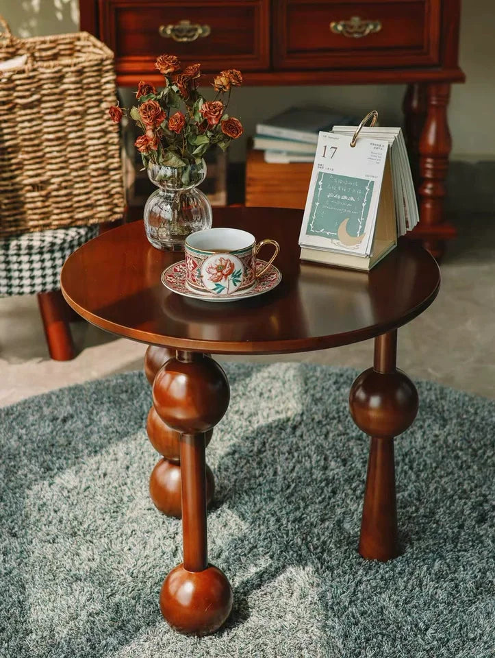 Kreatywny stolik boczny z kulistymi nogami